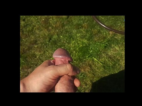 ❤️ Vroča lepotica dobi svojo rožnato pičko, ki jo jebe, in se zraven cmeri s curkom na poletnem vrtu Sex video na sl.qizpornolar.ru