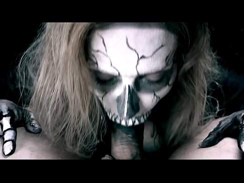 ❤️ Demonsko dekle sesa kurca s svojimi črnimi usti in pogoltne spermo. Sex video na sl.qizpornolar.ru